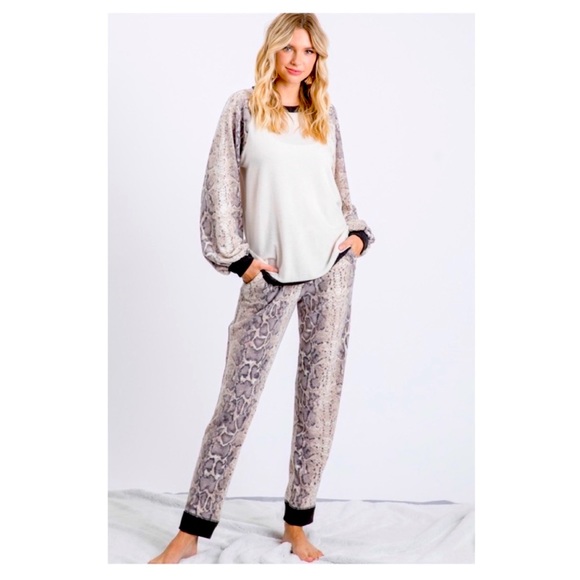 ANIMAL PRINTED LOUNGEWEAR SET NWT - Picture 1 of 11